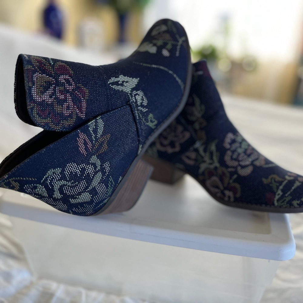 Navy Floral-Patterned Ankle Boot - image 4